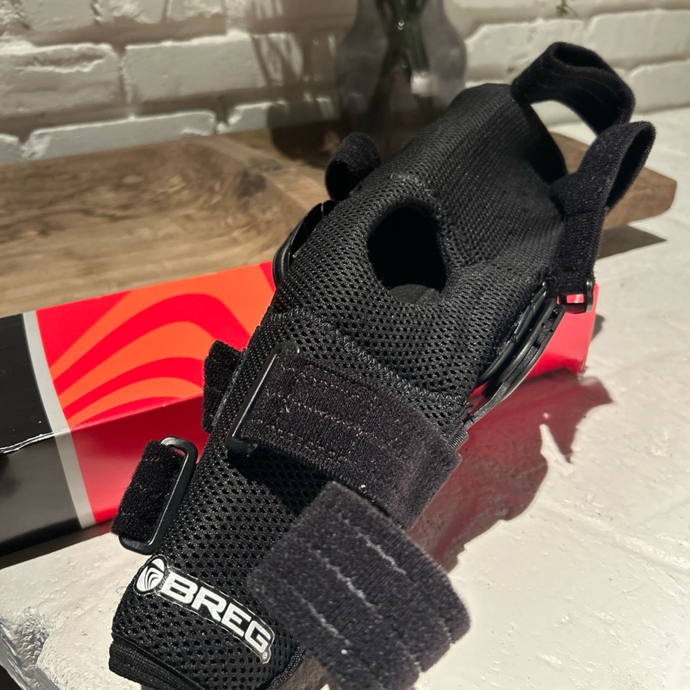 Breg Women's Black Thumb/Hand Brace - Supportive Compression